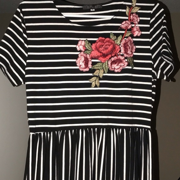 Dresses & Skirts - Long maxi dress with floral embellishment